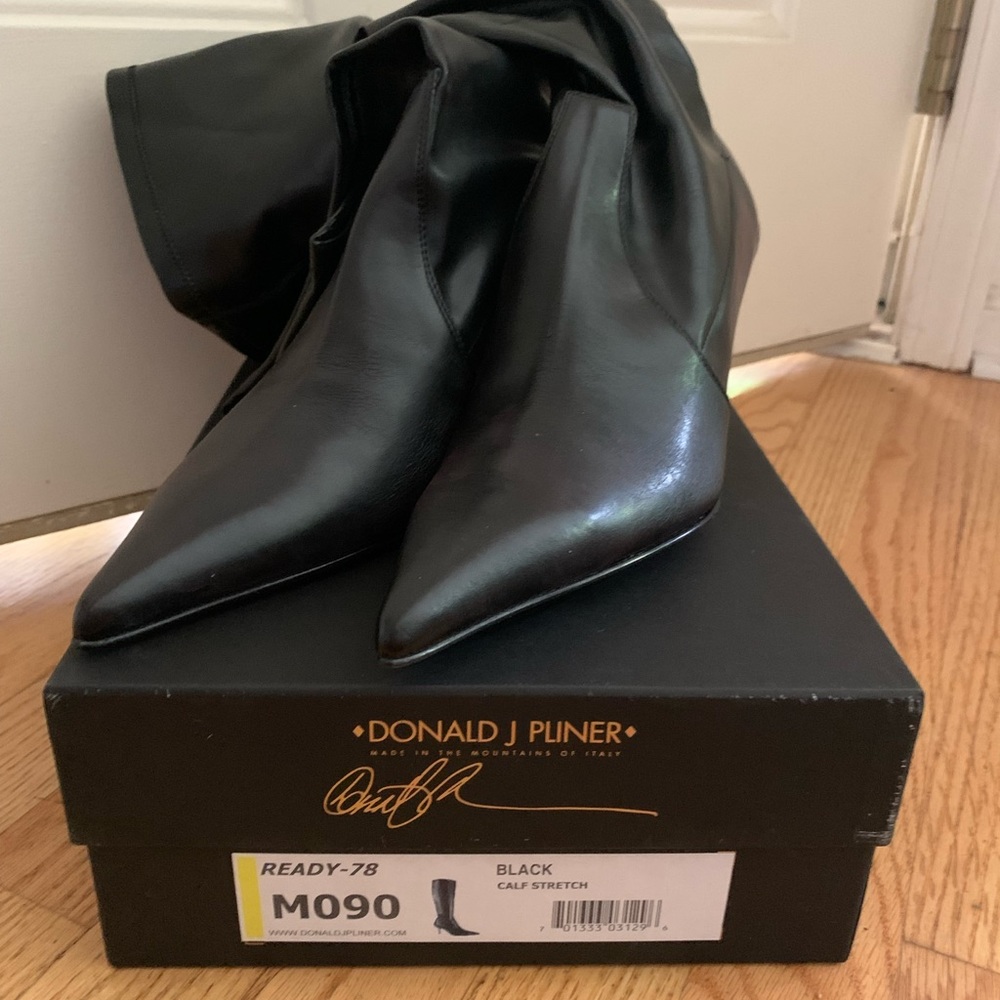 Donald J Pliner Black Calf Stretch leather boots Size 8.5 signed by designer.